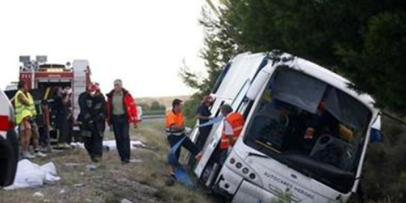 إسبانيا: مقتل 5 أشخاص وإصابة 15 آخرين في اصطدام حافلة ركاب بعمود جسر 